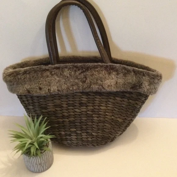 Bath & Body Works Brown Straw Rattan Faux Fur Handbag Tote Nice - Picture 3 of 5